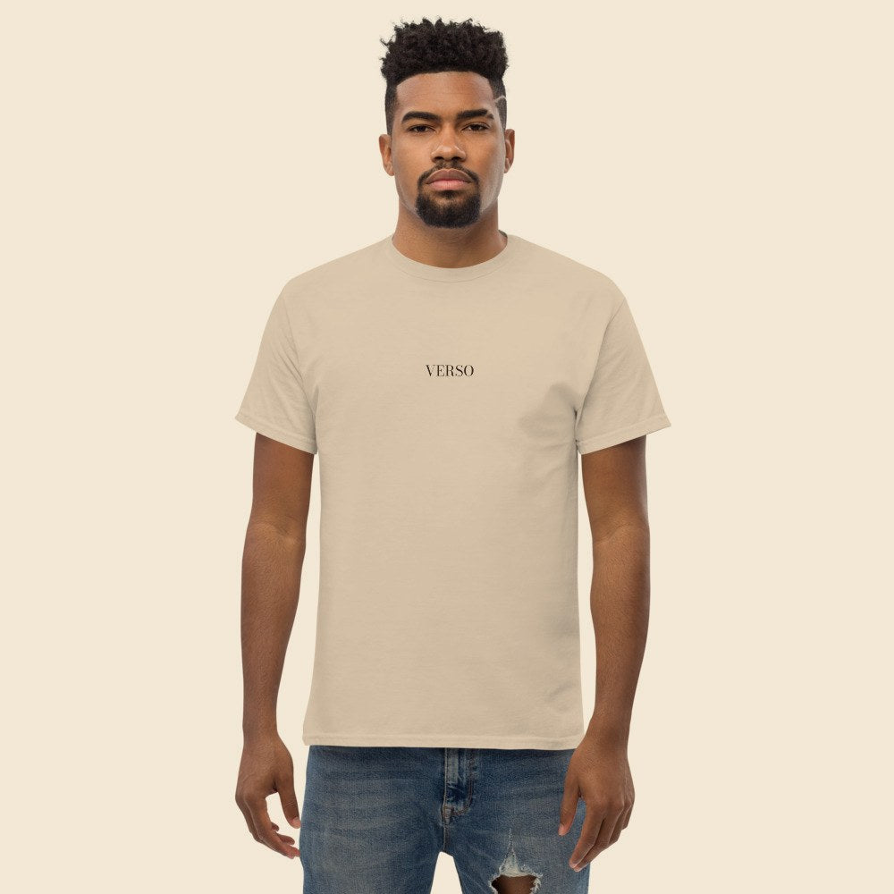Tee Jersey Classique porté par un homme, Verso Paris · mannequin homme