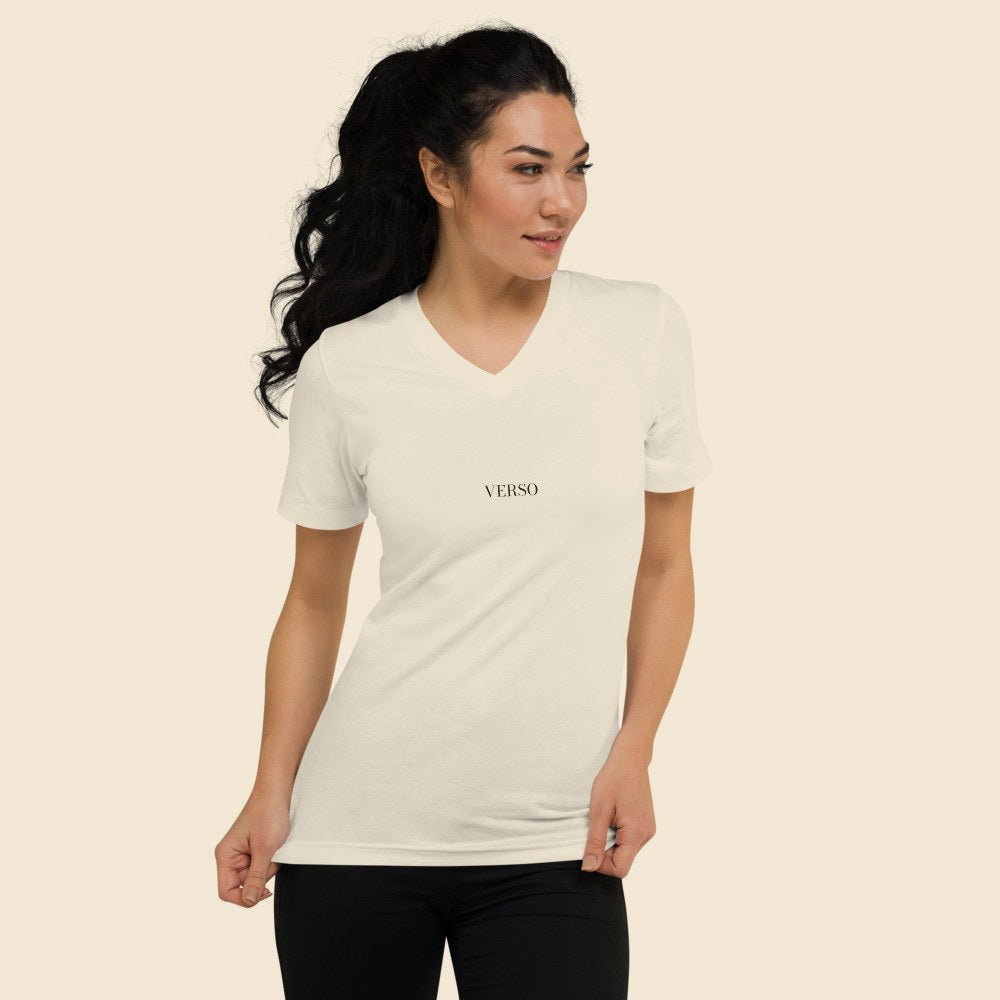 Tee Jersey Col V Bella+Canvas 3005 porté par une femme, Verso Paris · mannequin femme