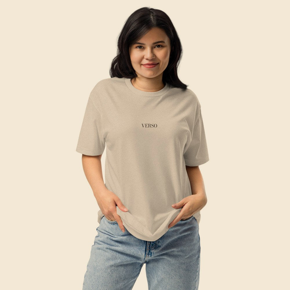 Tee Jersey Col V Next Level 6210 porté par une femme, Verso Paris · mannequin femme