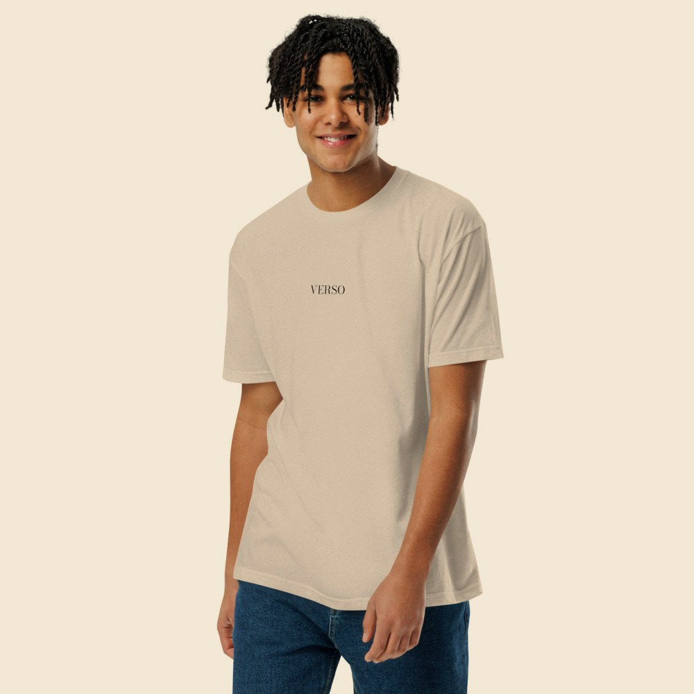 Tee Jersey Col V Next Level 6210 porté par un homme, Verso Paris · mannequin homme