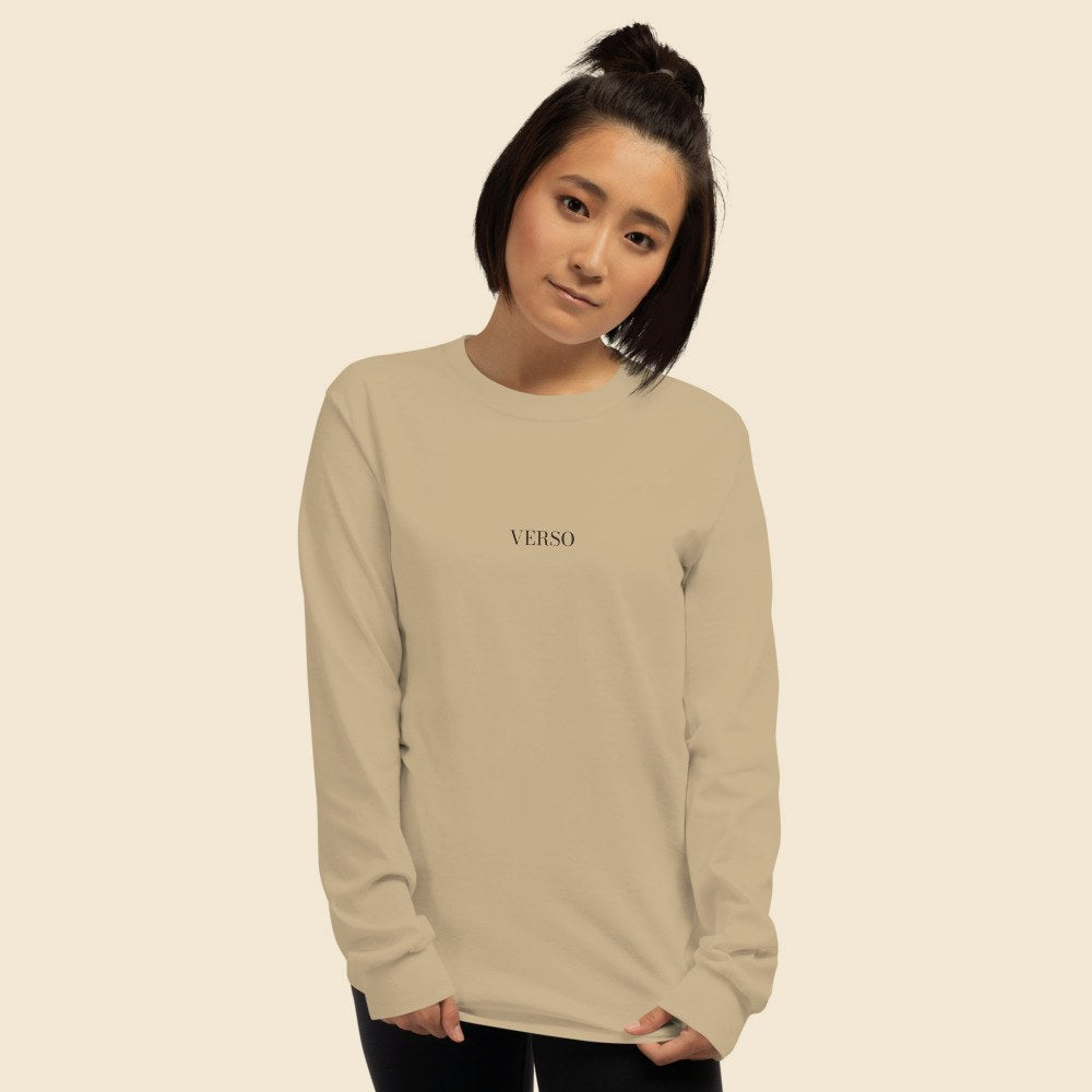 Tee Manches Longues porté par une femme, Verso Paris · mannequin femme