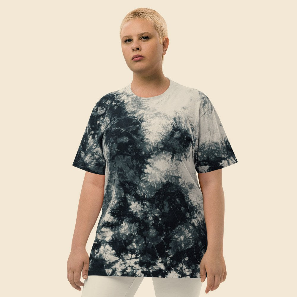 Tee Oversized Tie-Dye porté par une femme, Verso Paris · mannequin femme