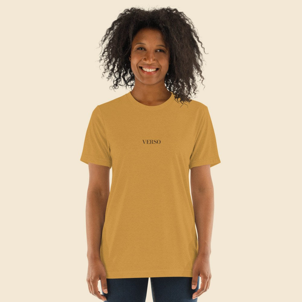 Tee Tri-Blend porté par une femme, Verso Paris · mannequin femme