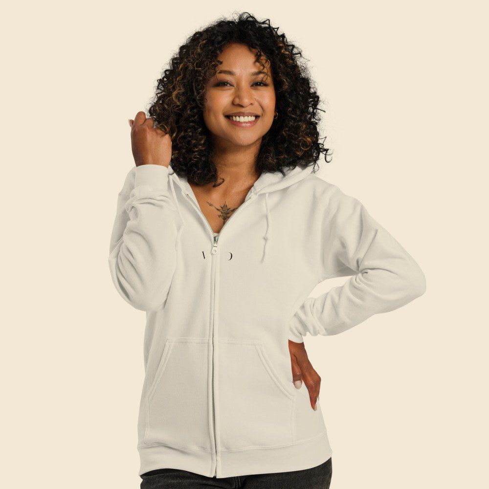 Hoodie Zippé porté par une femme, Verso Paris · mannequin femme