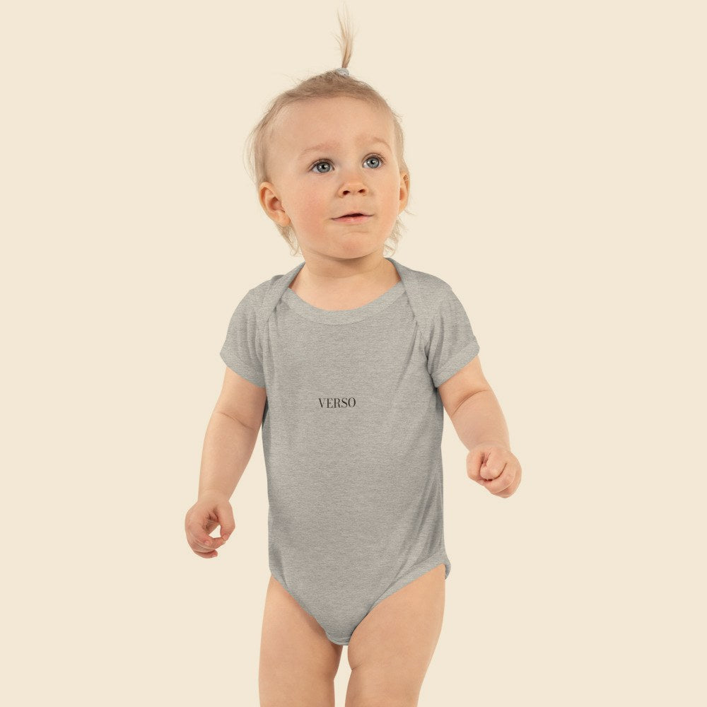 Bodysuit Manches Courtes porté par une fillette, Verso Paris · mannequin fille