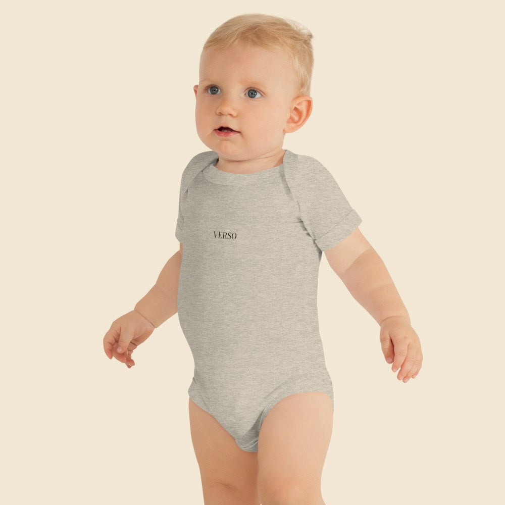 body-bebe-manches-courtes-studio · mannequin garçon