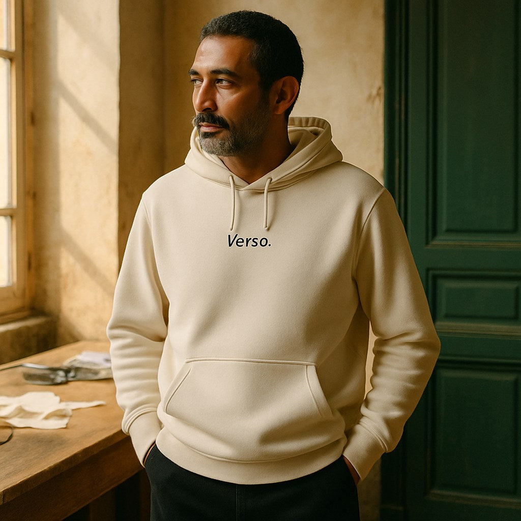Hoodie Basique photographié dans l'atelier Verso Paris · atelier Verso · d'après produit · porté homme