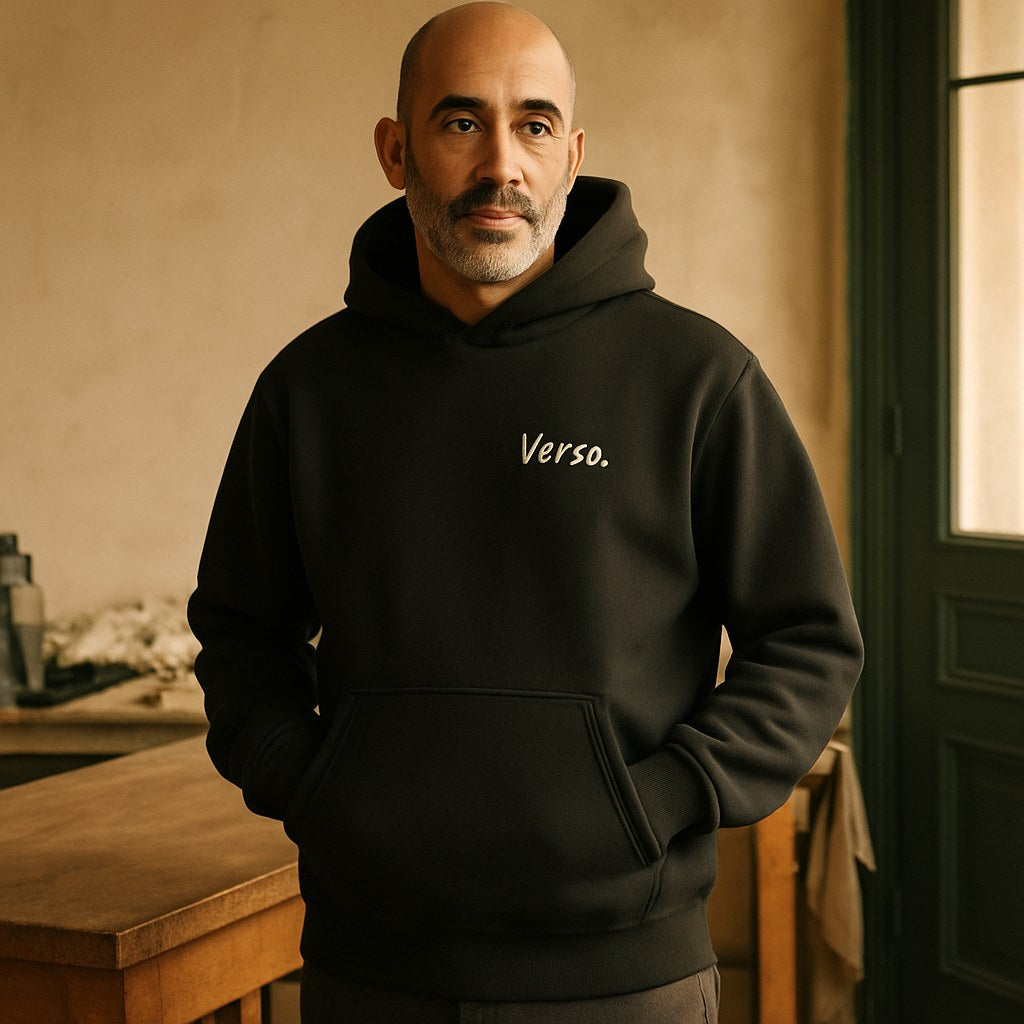 Hoodie Classique photographié dans l'atelier Verso Paris · atelier Verso · d'après produit · porté homme