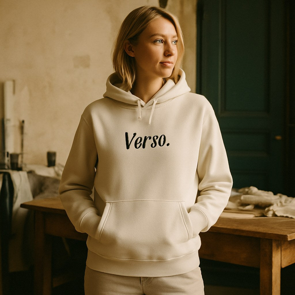 Hoodie Cruiser 2.0 photographié dans l'atelier Verso Paris · atelier Verso · d'après produit · porté femme