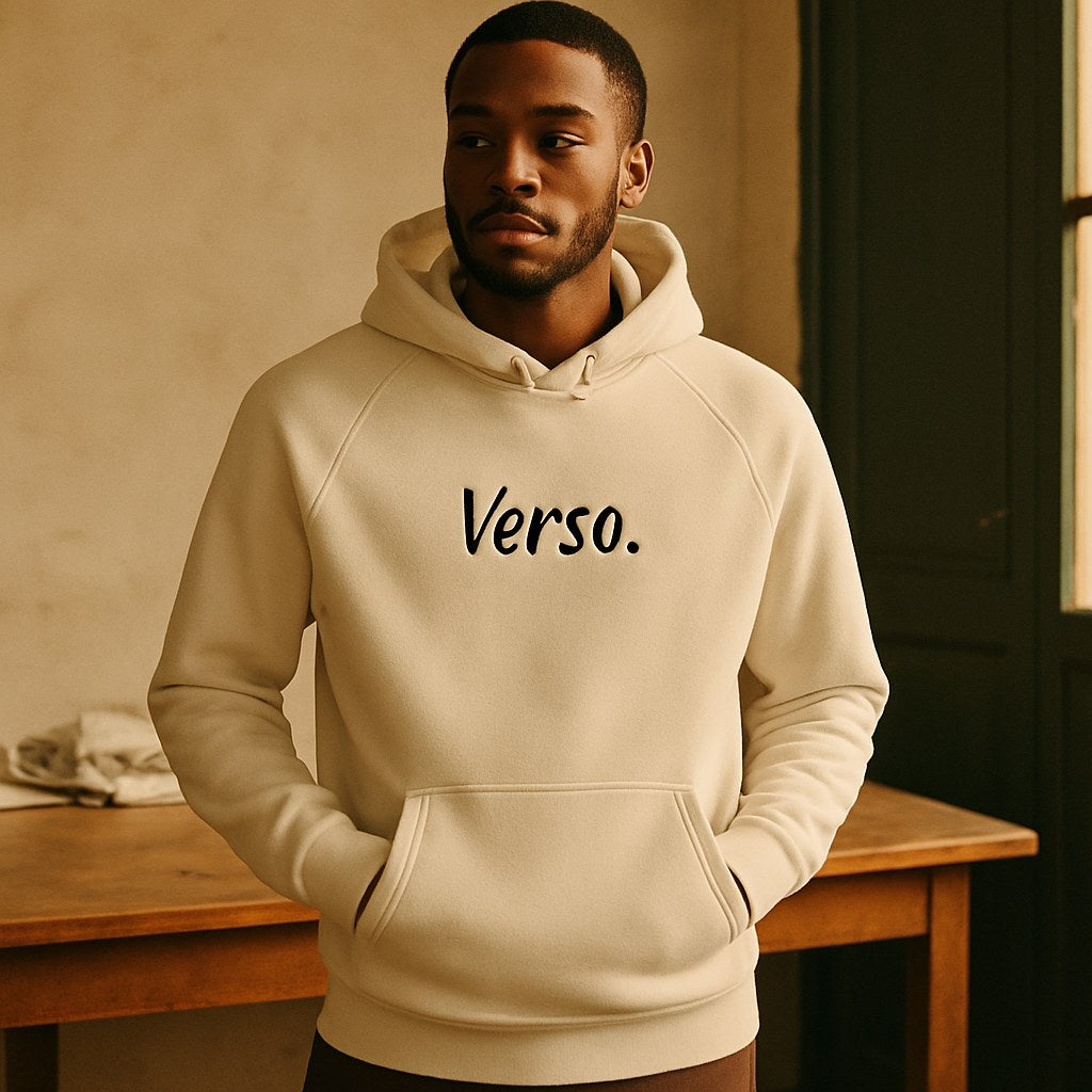 Hoodie Écologique Raglan photographié dans l'atelier Verso Paris · atelier Verso · d'après produit · porté homme
