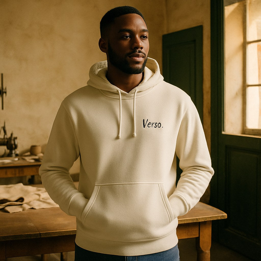 Hoodie Fleece Pullover photographié dans l'atelier Verso Paris · atelier Verso · d'après produit · porté homme