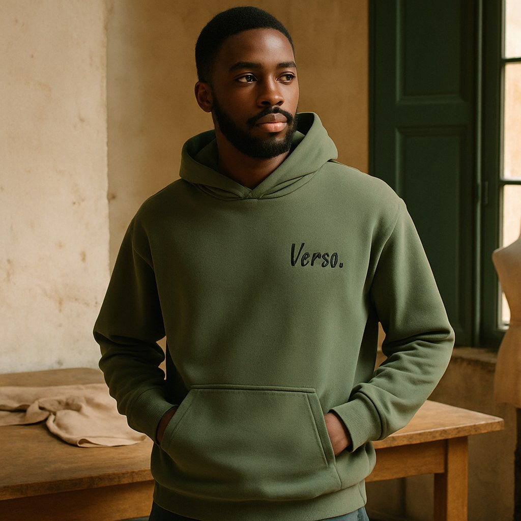 Hoodie Pigmenté photographié dans l'atelier Verso Paris · atelier Verso · d'après produit · porté homme