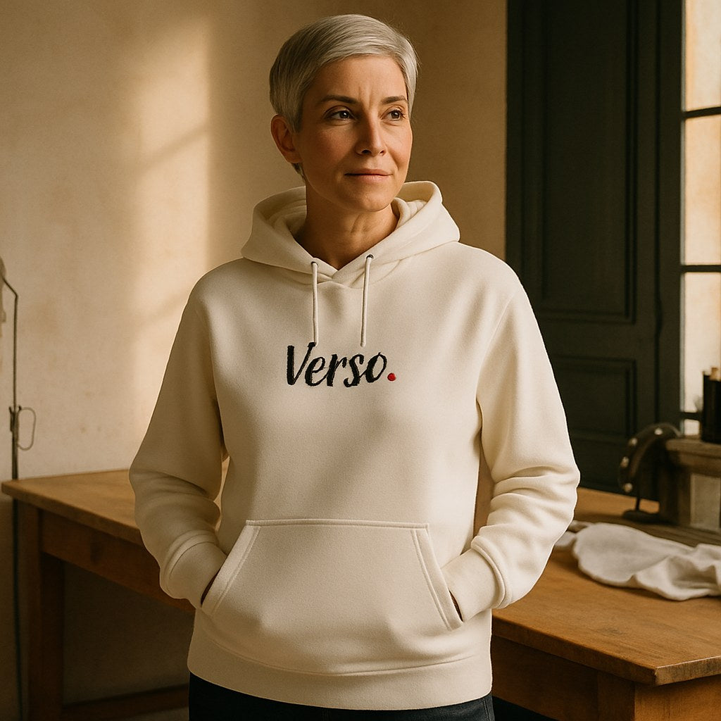 Hoodie Premium photographié dans l'atelier Verso Paris · atelier Verso · d'après produit · porté femme