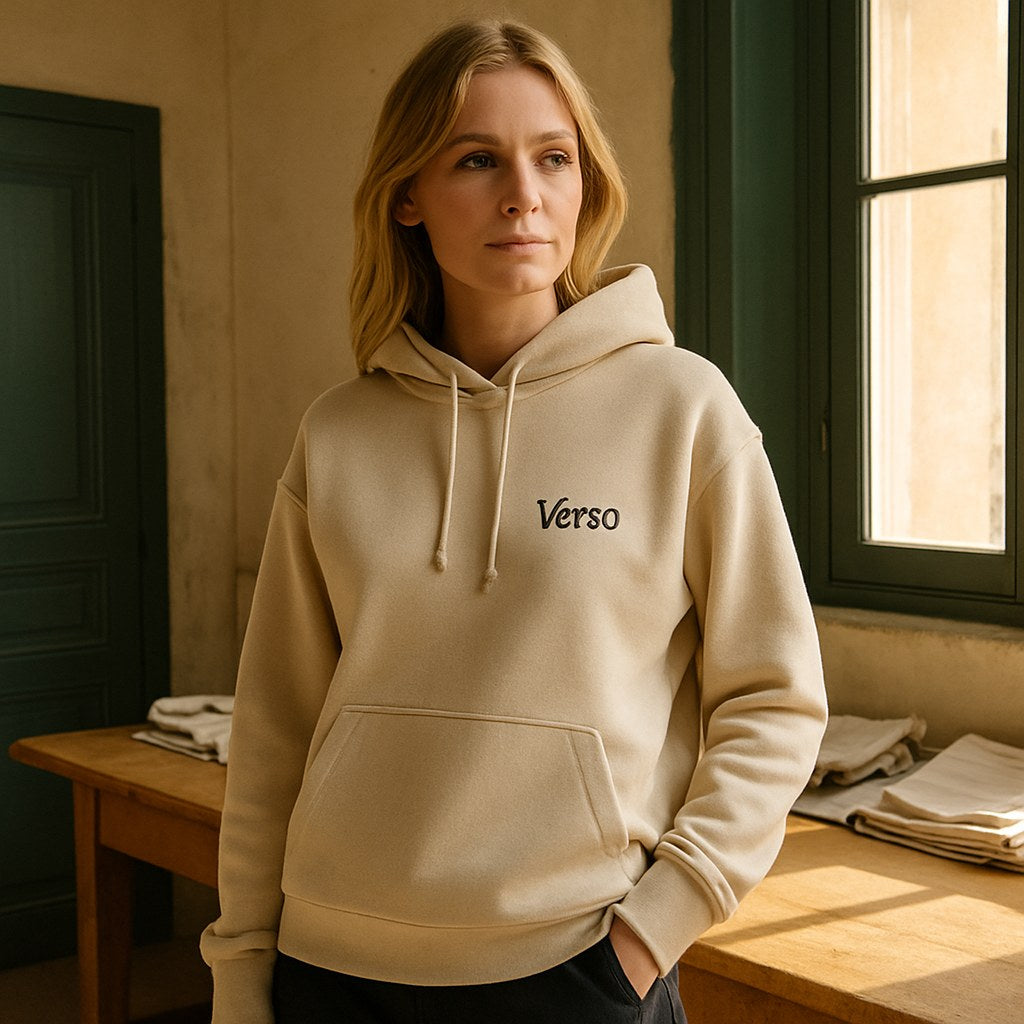 Hoodie Sonde Poche Latérale photographié dans l'atelier Verso Paris · atelier Verso · d'après produit · porté femme