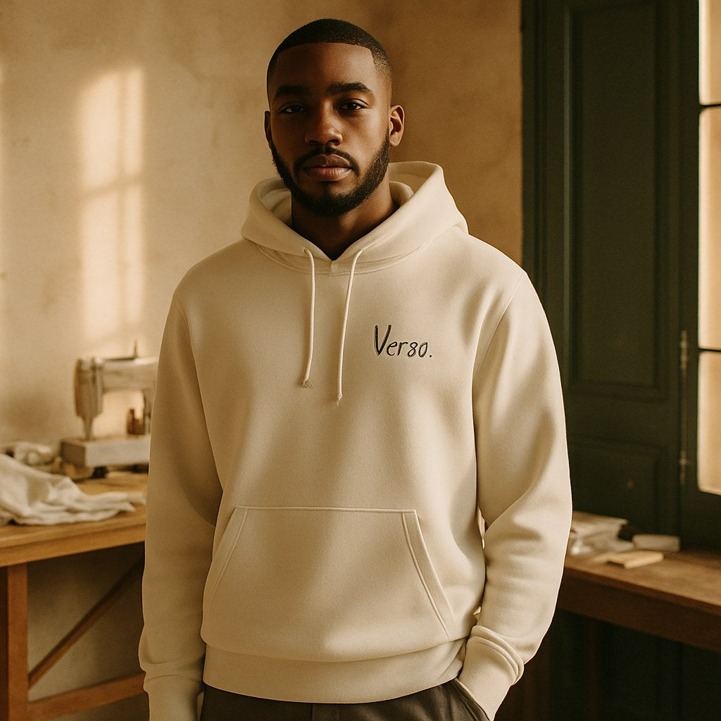 Hoodie Urban photographié dans l'atelier Verso Paris · atelier Verso · d'après produit · porté homme