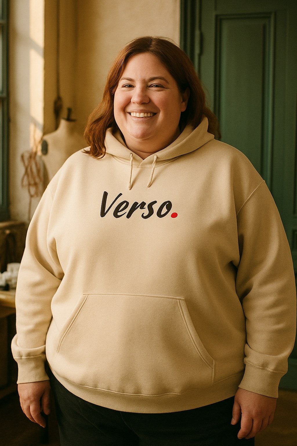 Hoodie porté en grande taille, Verso Paris · mannequin grande taille