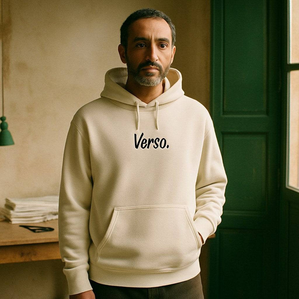 Sweatshirt À Capuche Lourd photographié dans l'atelier Verso Paris · atelier Verso · d'après produit · porté homme