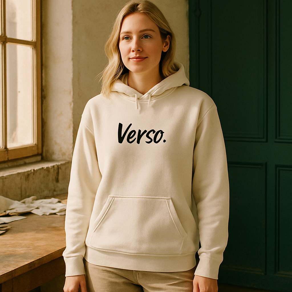Sweatshirt À Capuche Unisex Garment-Dyed Hooded Sweatshirt I Comfort Colors 1567 photographié dans l'atelier Verso Paris · atelier Verso · d'après produit · porté femme