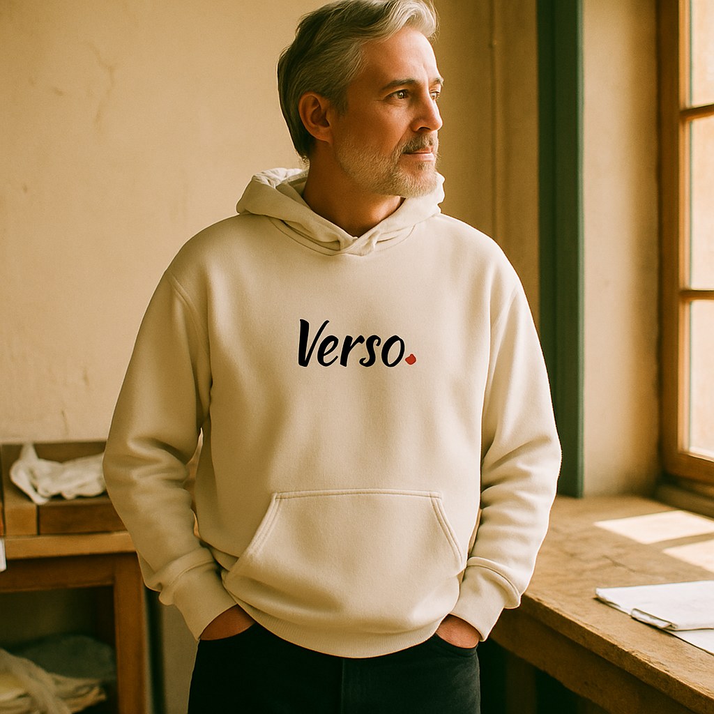 Sweatshirt À Capuche Unisex Garment-Dyed Lightweight Fleece Hooded Sweatshirt I Comfort Colors 1467 photographié dans l'atelier Verso Paris · atelier Verso · d'après produit · porté homme
