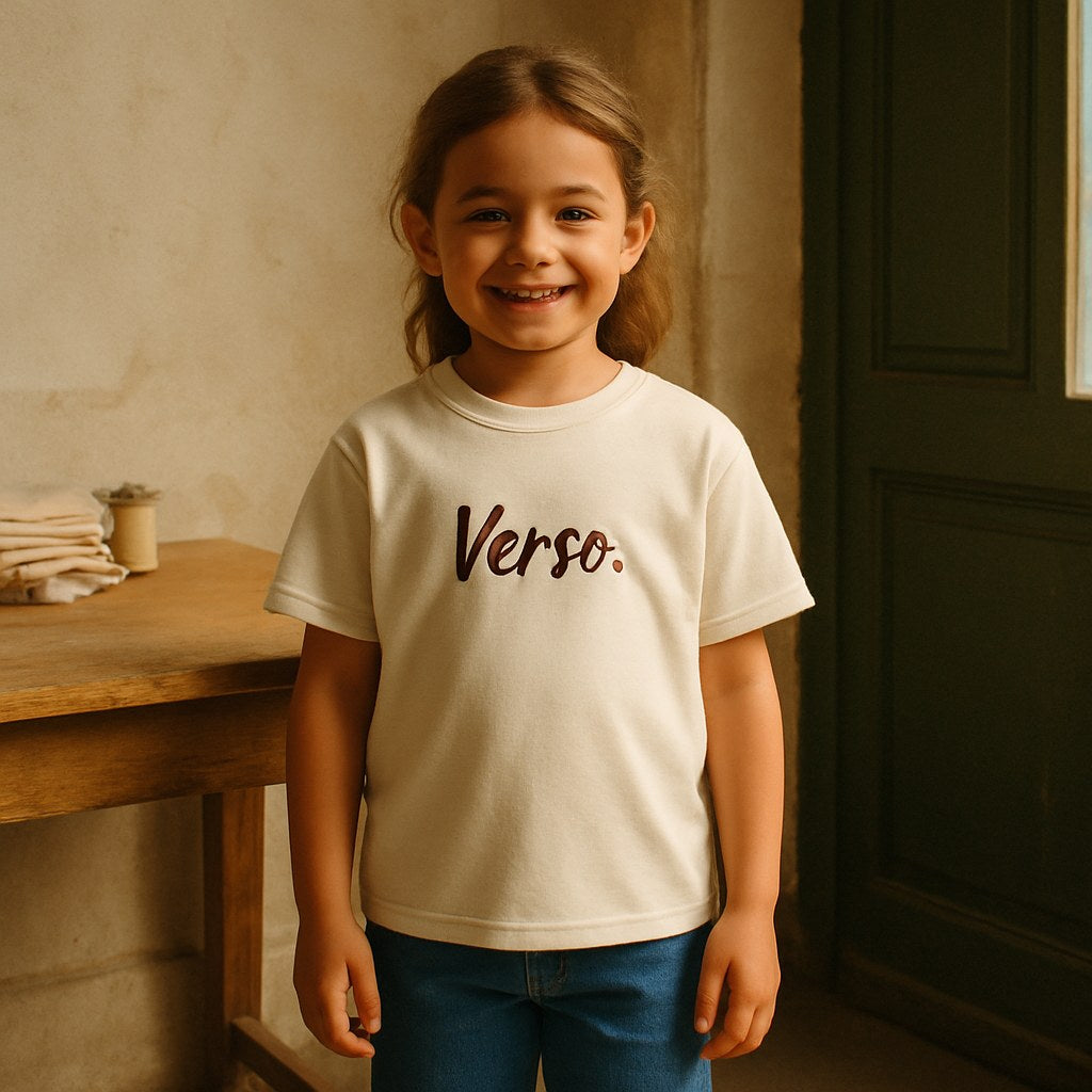 Tee Jersey Enfant Gildan 5000B photographié dans l'atelier Verso Paris · atelier Verso · d'après produit · porté enfant