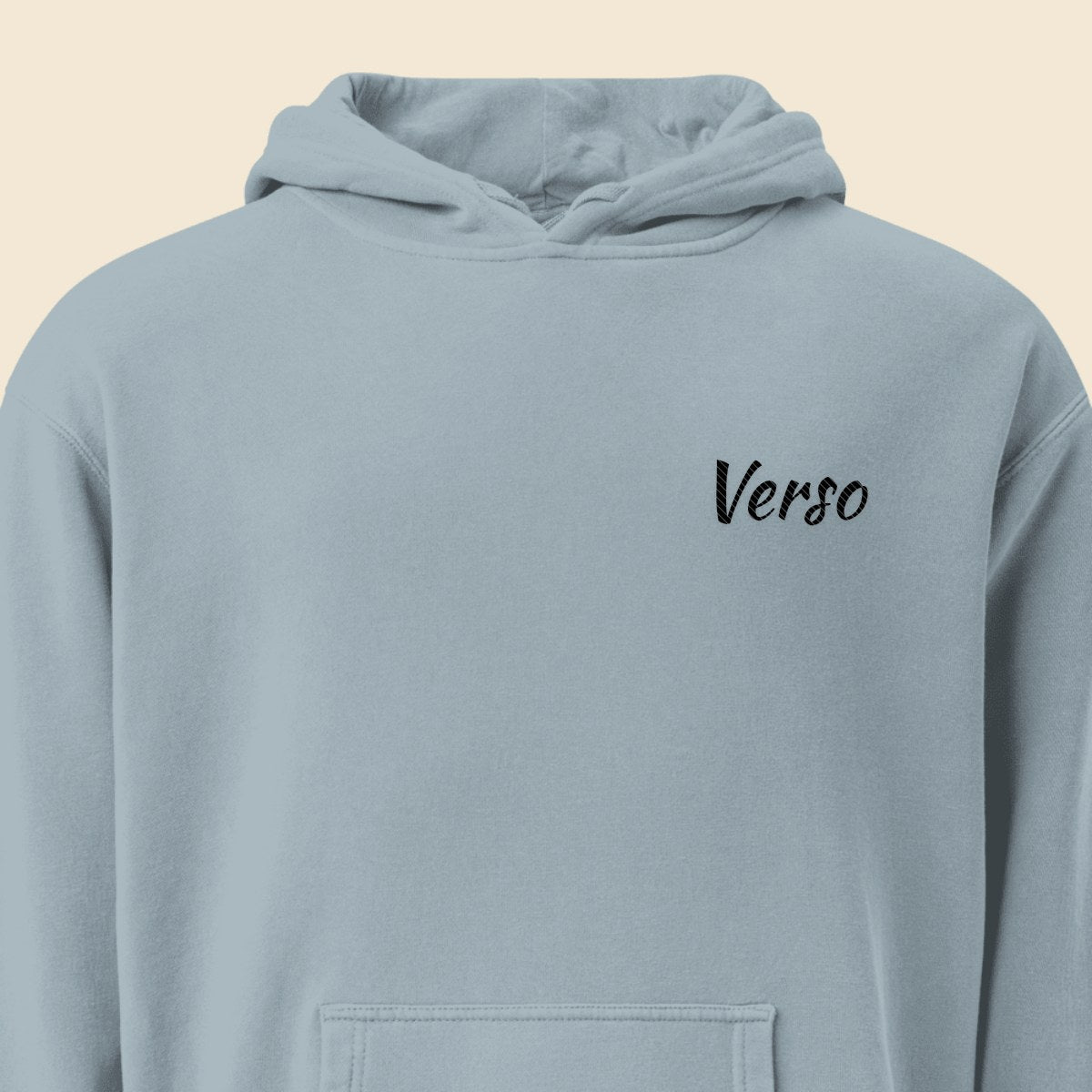 Hoodie Pigmenté personnalisable, coloris Pigment bleu clair, Verso Paris · exemple Pigment bleu clair · logo Verso