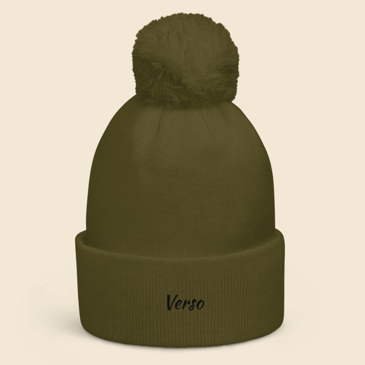 bonnet-pompon-beechfield-b426-studio · exemple Moss vert · logo Verso