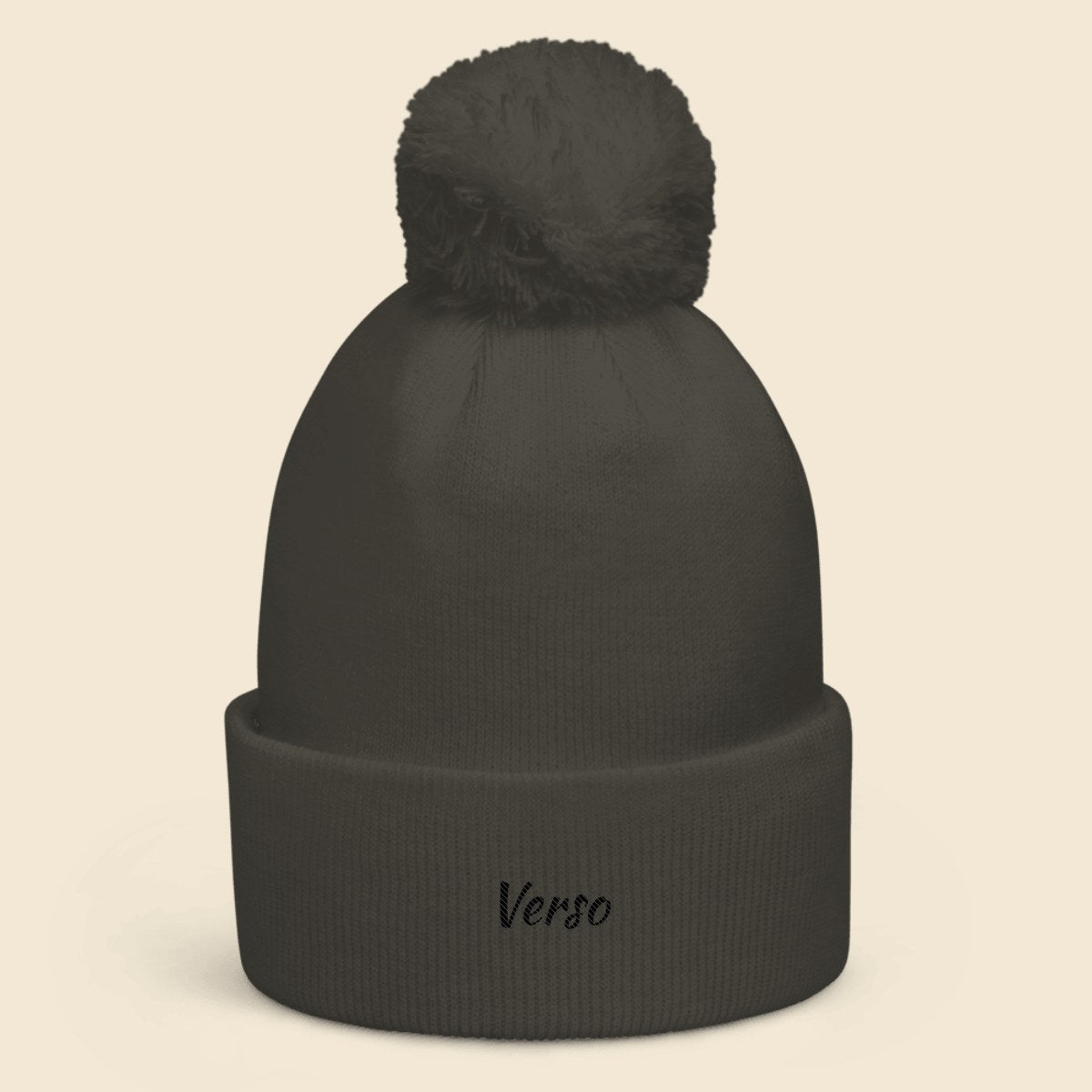 bonnet-pompon-beechfield-b426-studio · exemple Graphite gris · logo Verso