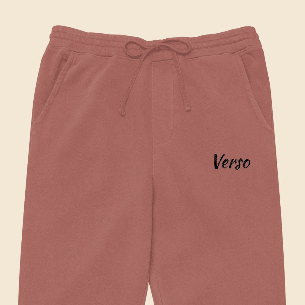 pantalon-sweat-pigmente-studio · exemple Pigment bordeaux · logo Verso