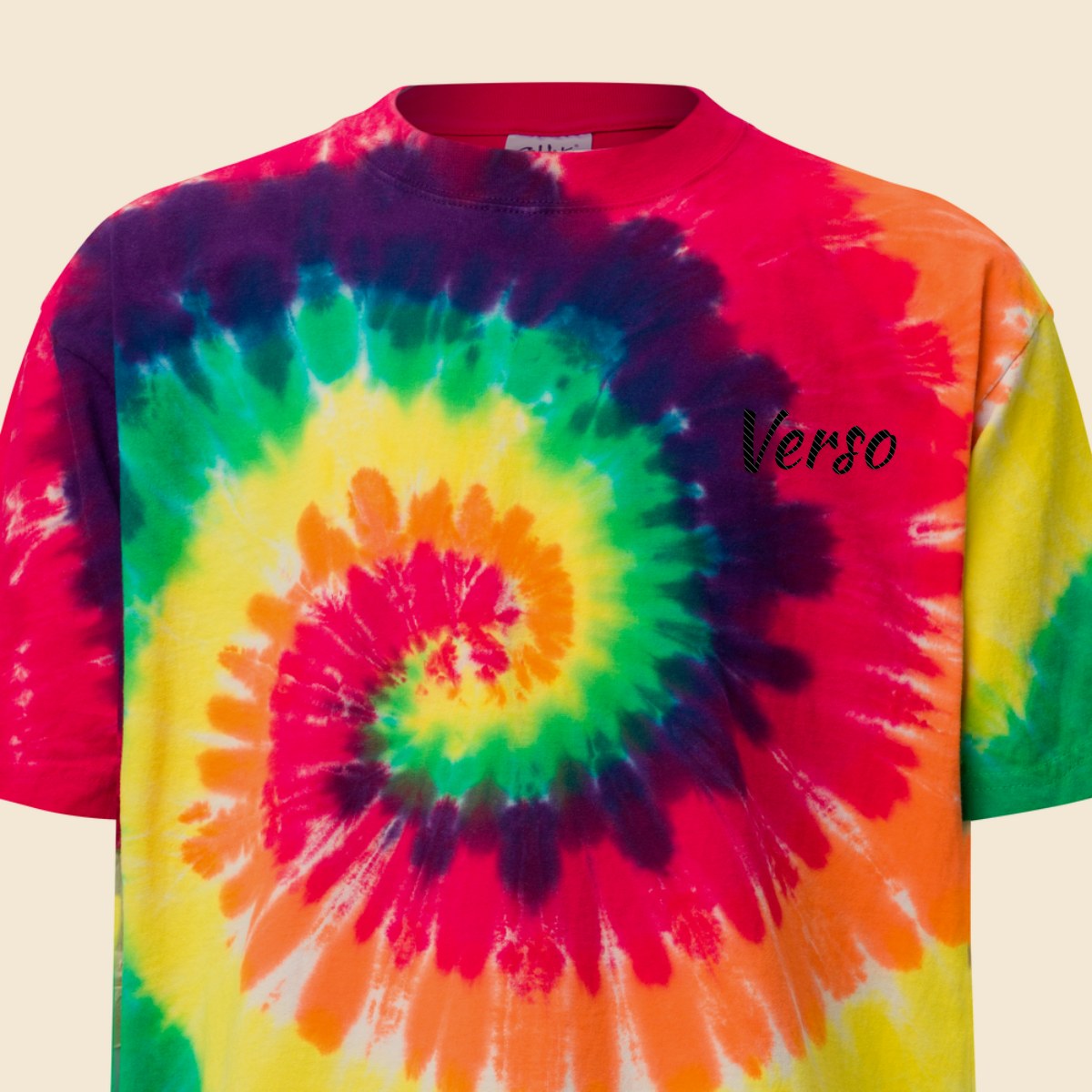 Tee Oversized Tie-Dye personnalisable, coloris Classic rainbow, Verso Paris · exemple Classic rainbow · logo Verso