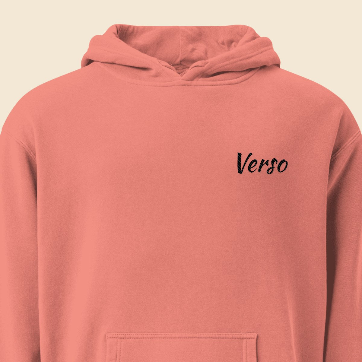 Hoodie Pigmenté personnalisable, coloris Pigment rose, Verso Paris · exemple Pigment rose · logo Verso