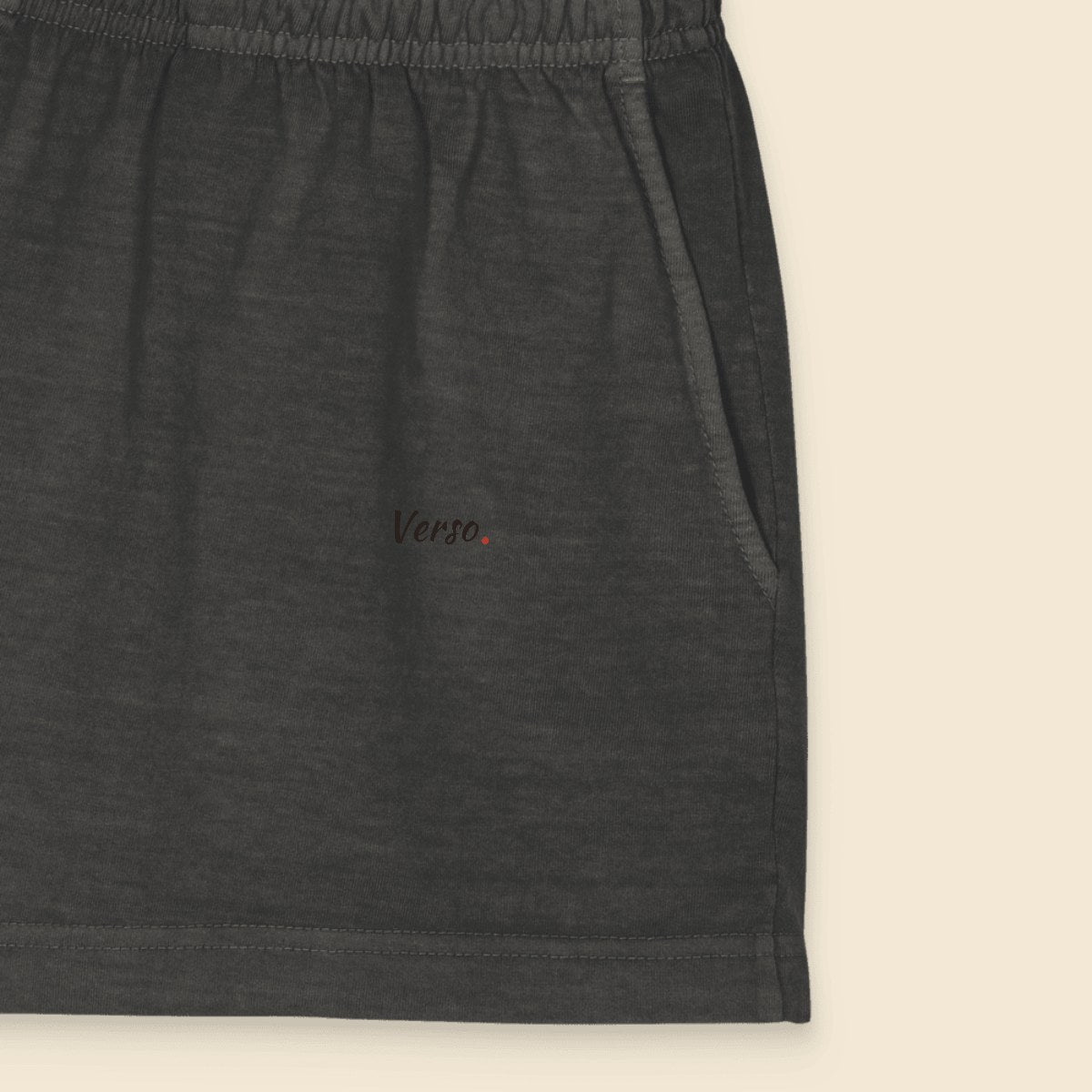 Short Garment Dye Femme personnalisable, coloris Noir délavé, Verso Paris · exemple Noir délavé · logo Verso