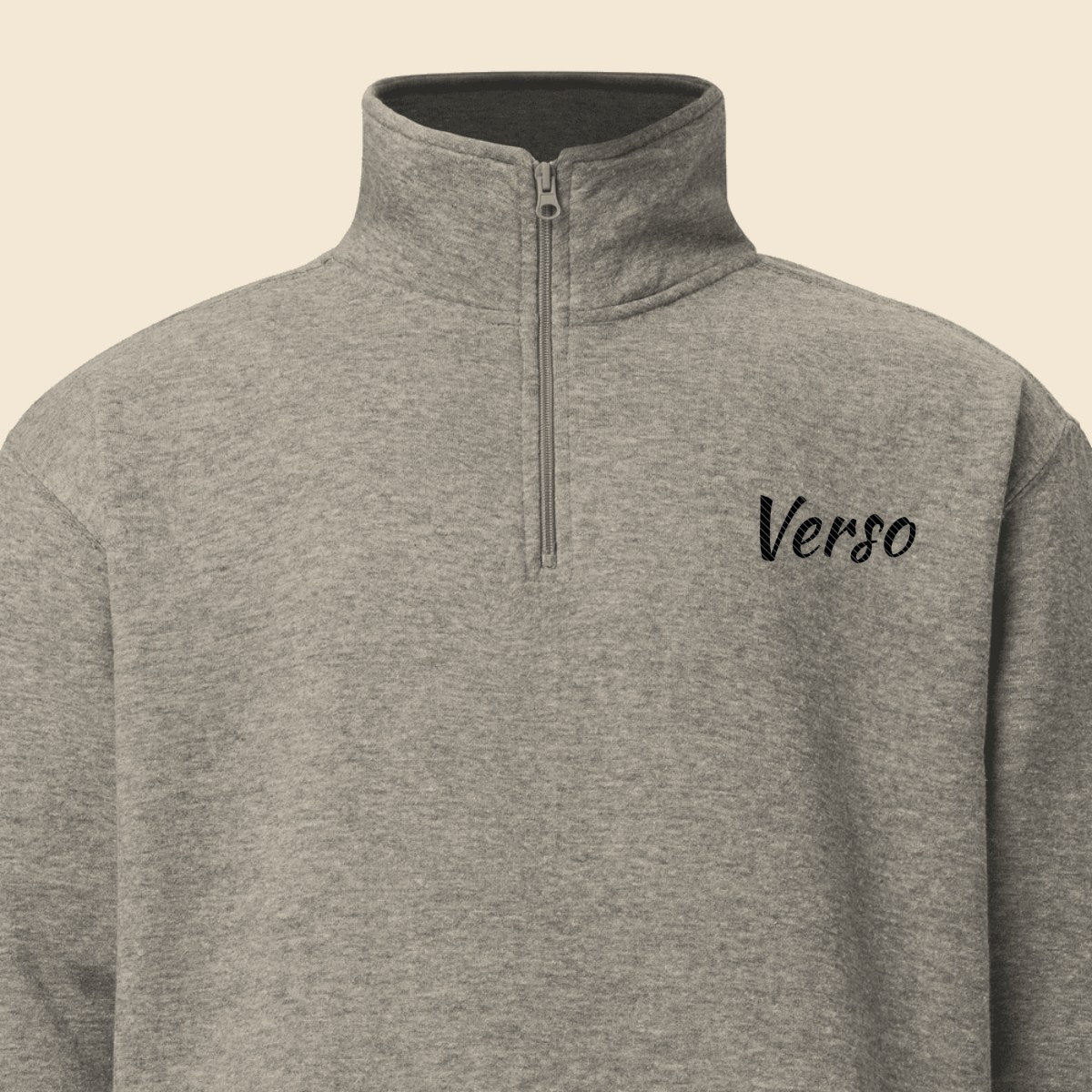 Pull Fleece Quart-Zip personnalisable, coloris Carbon gris, Verso Paris · exemple Carbon gris · logo Verso